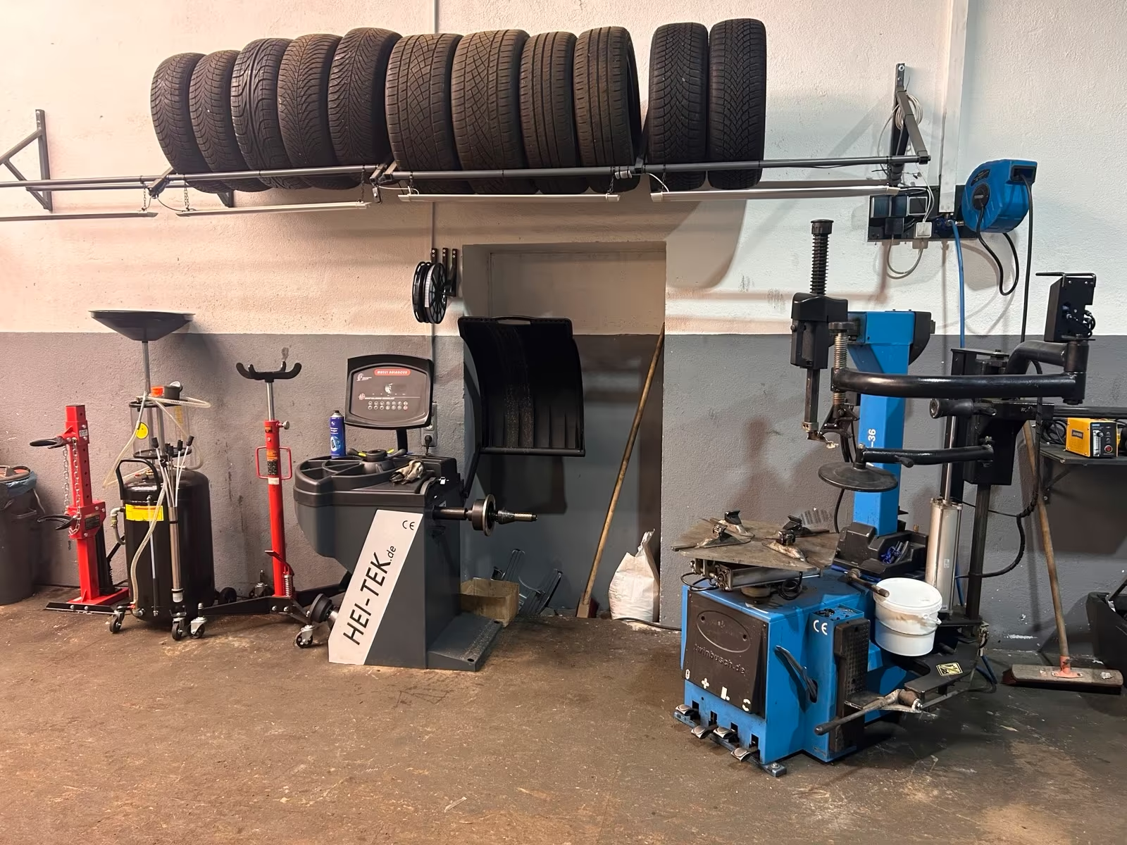 Reifenregal mit Sommer- und Winterreifen sowie Auswuchtmaschine